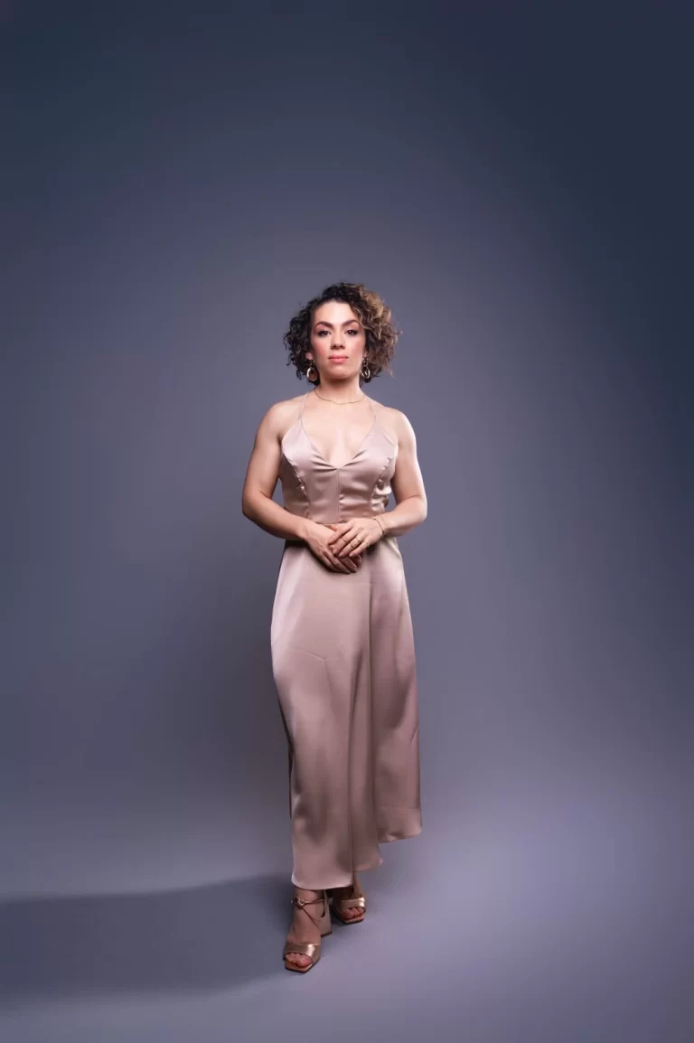 Dra. Kennya Henriqueta de vestido rosé acetinado