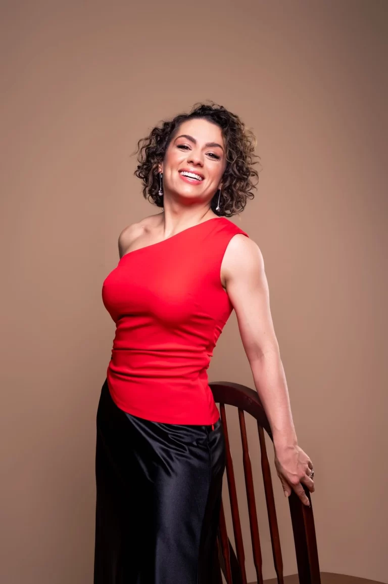 Dra. Kennya Henriqueta de blusa vermelha, sorrindo