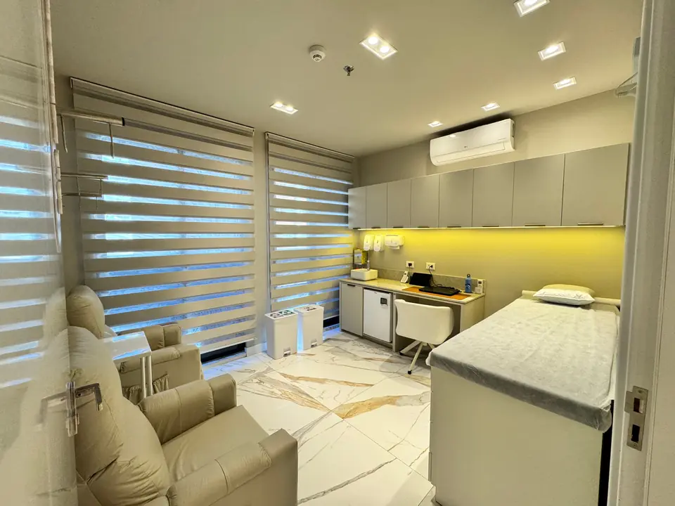 Sala de exame com cadeira ginecológica e maca